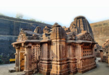 एक ही चट्टान से बना विशाल मंदिर